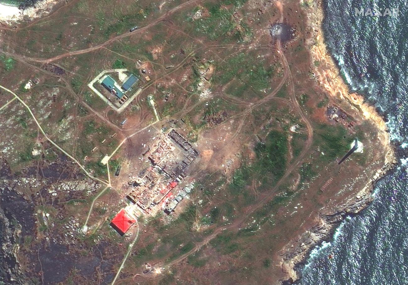 Cette image satellite fournie par Maxar Technologies montre des bâtiments détruits, des véhicules de défense aérienne et un hélicoptère détruit sur l'île aux serpents en Mer Noire, jeudi 12 mai 2022 [AFP]