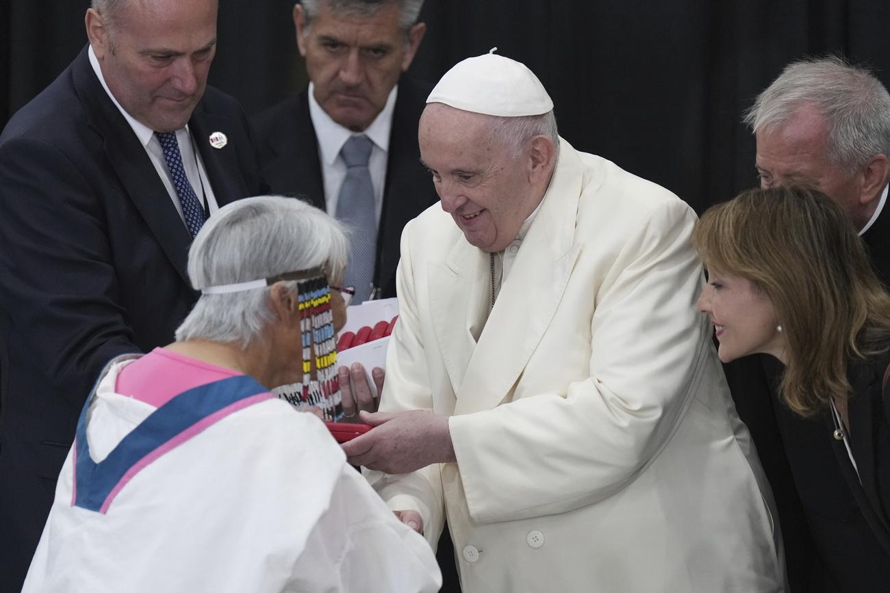 Le pape François salue des habitants autochtones lors de son arrivée à Iqaluit, au Nunavut, dans le cadre de sa visite au Canada. [KEYSTONE - NATHAN DENETTE]