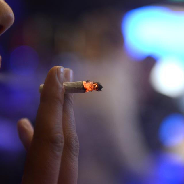 Le Grand Conseil a modifié la loi sur l'interdiction de fumer dans les lieux publics afin d'inclure certains lieux extérieurs. [DPA/Keystone - Caroline Seidel]
