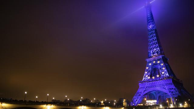 La Tour Eiffel aux couleurs européennes à minuit. [Keystone - EPA/Ian Langsdon]