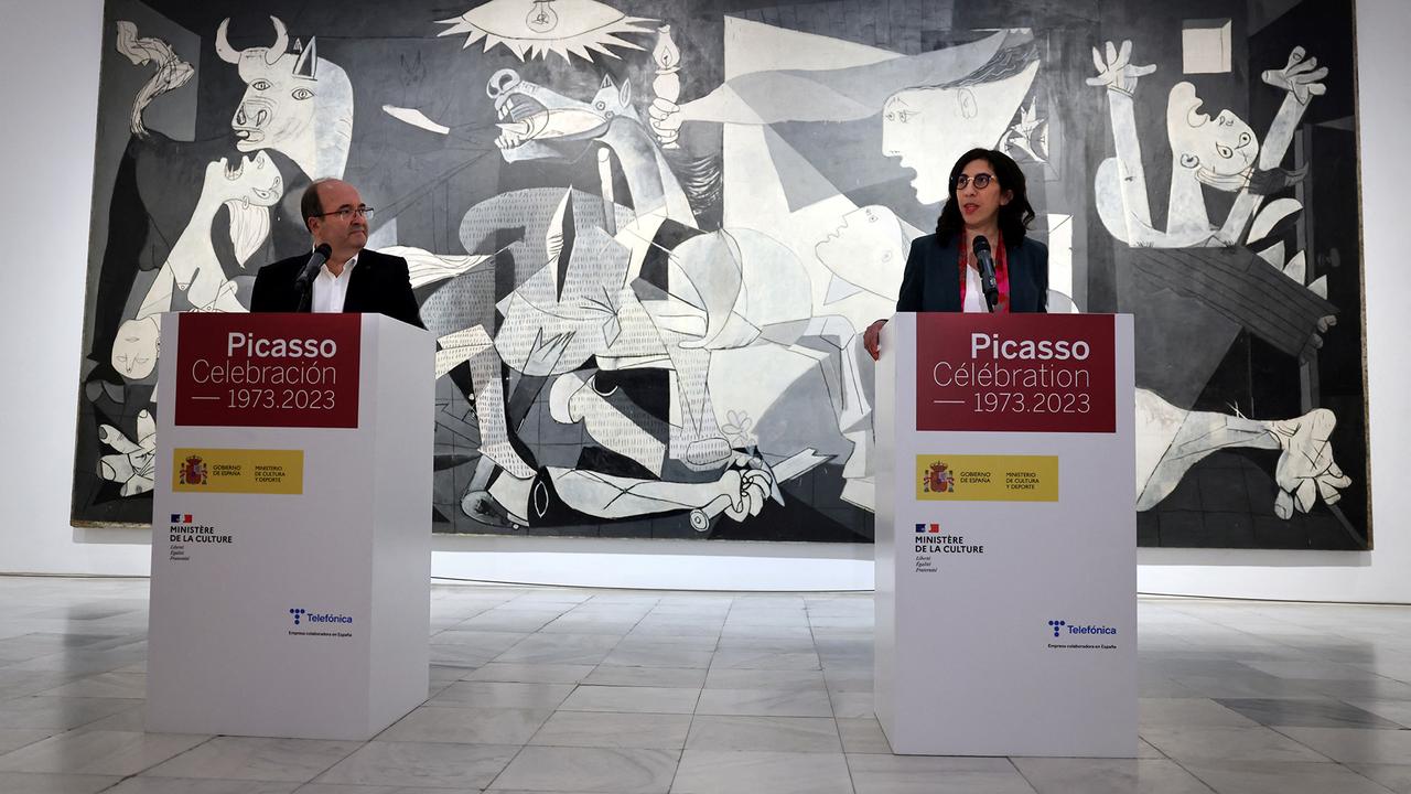 Le ministre espagnol de la Culture Miguel Iceta et la ministre française de la Culture Rima Abdul Malak au musée Reina Sofia de Madrid le 12 septembre 2022 pour présenter les festivités autour du cinquantenaire de la mort de Pablo Picasso. [AFP - Thomas COEX]