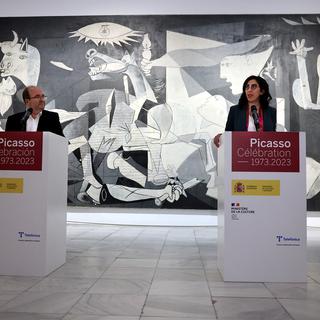 Le ministre espagnol de la Culture Miguel Iceta et la ministre française de la Culture Rima Abdul Malak au musée Reina Sofia de Madrid le 12 septembre 2022 pour présenter les festivités autour du cinquantenaire de la mort de Pablo Picasso. [AFP - Thomas COEX]