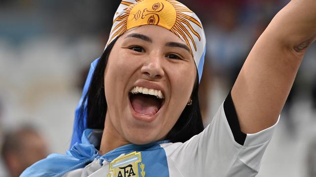 Une supportrice de l'Argentine au stade Lusail durant la Coupe du Monde au Qatar. [EPA/Keystone - Noushad Thekka]