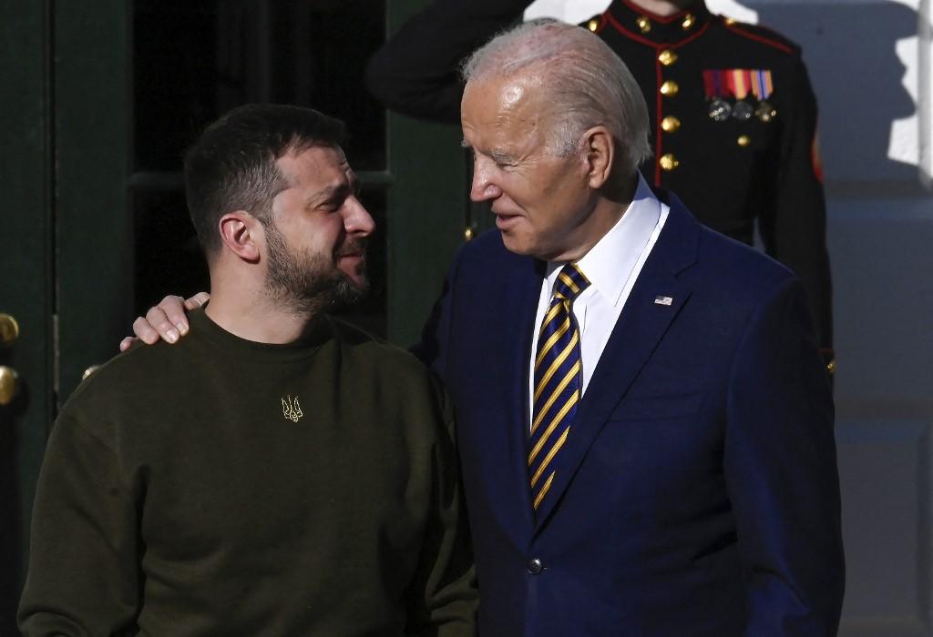 Volodymyr Zelensky a été accueilli mercredi sur le perron de la Maison Blanche par son homologue américain Joe Biden. [AFP - Olivier Douliery]