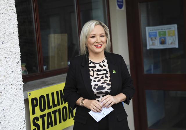 Victoire en vue pour Michelle O'Neill, vice-présidente du Sinn Fein. [Keystone - AP Photo/Peter Morrison]