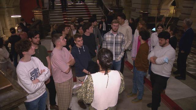 Des étudiants du Collège Saint-Michel de Fribourg en visite au Palais fédéral. [RTS]