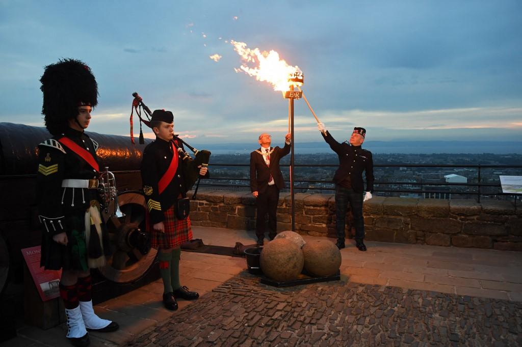 La cérémonie d'allumage des balises au château d'Edimbourg, dans le cadre des célébrations du jubilé de platine de la reine Elizabeth II. [AFP - Andy Buchanan]