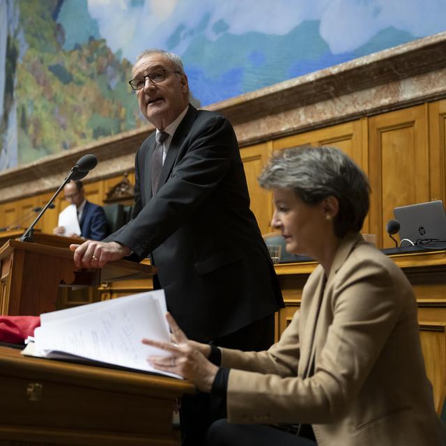 Les conseillers fédéraux Guy Parmelin et Simonetta Sommaruga lors du débat urgent sur la crise énergétique au Conseil nationale le 28 septembre 2022. [Keystone - Anthony Anex]