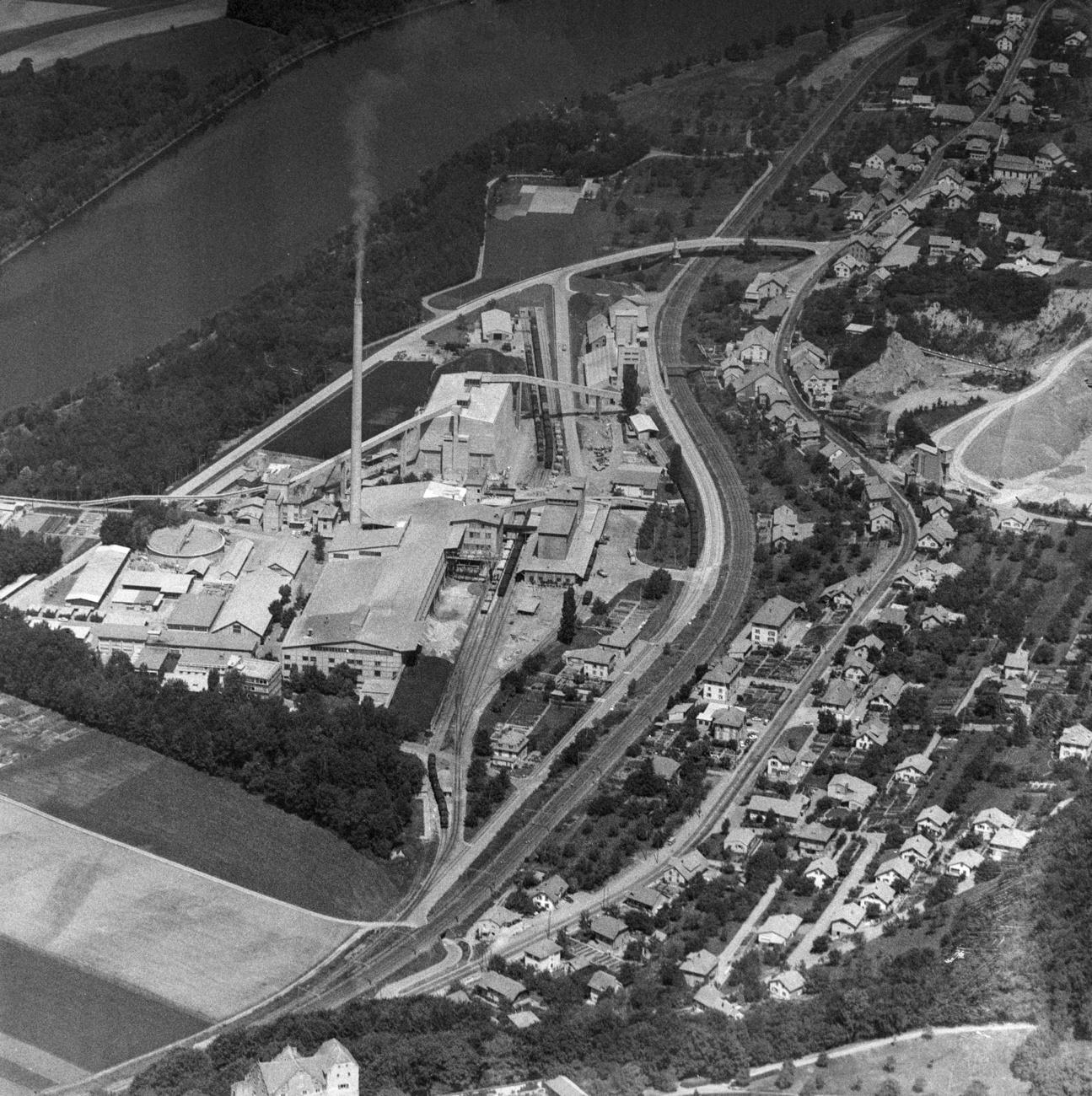 Une vue aérienne de la cimenterie de Holderbank en 1965. [Keystone - STR]