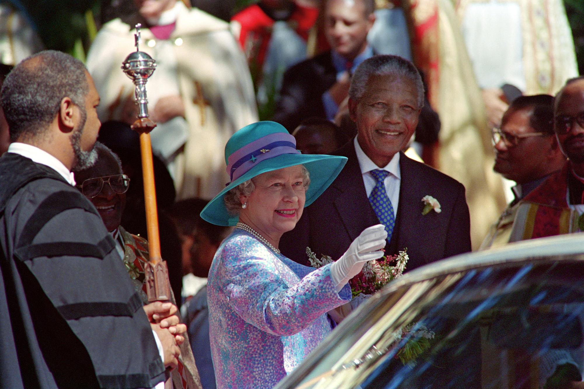 En 1995, la reine Elizabeth II se rend à Pretoria pour y rencontrer le président sud-africain Nelson Mandela. [AFP - Martin Keene]