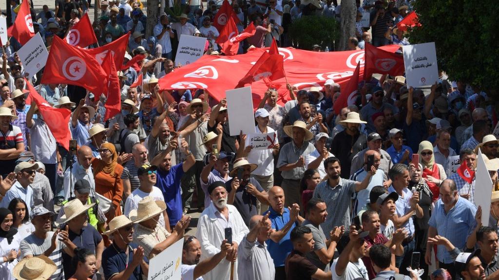 Des manifestations contre le président Saïed ont secoué Tunis, la capitale de la Tunisie, samedi 23 juillet 2022 [AFP - FETHI BELAID]