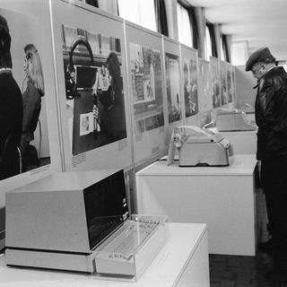 A l'occasion du 125e anniversaire de la télégraphie en Suisse, l'entreprise des PTT présente au public l'histoire du télégraphe à l'aide de divers appareils de transmission et d'autres objets exposés au Musée des PTT à Berne, le 28 juillet 1977. [KEYSTONE - PHOTOPRESS-ARCHIV/Str]