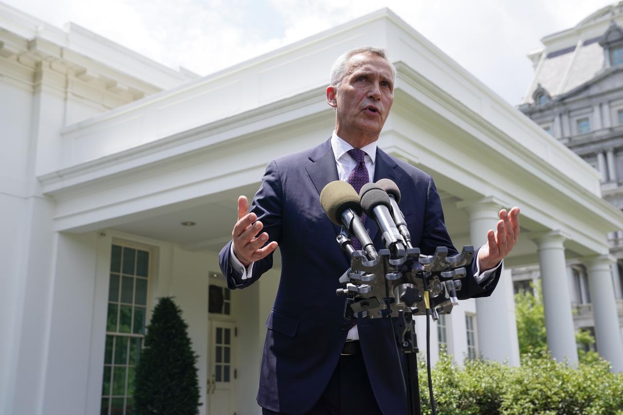 Le secrétaire général de l'Otan Jens Stoltenberg s'adresse aux journalistes devant la Maison Blanche, après avoir rencontré le président Joe Biden. [KEYSTONE - Evan Vucci]