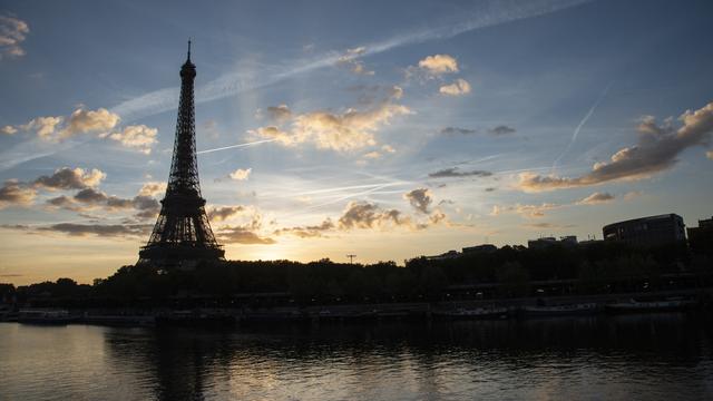 La Tour Eiffel sera éteinte plus rapidement pour économiser l'électricité. [AFP - Joao Luiz Bulcao / Hans Lucas]