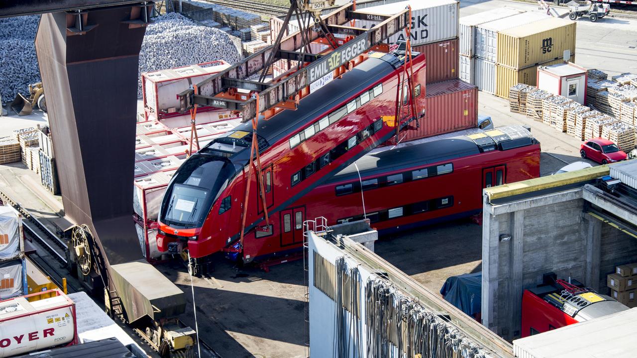 Les Chemins de fer autrichiens (ÖBB) ont confirmé l'adjudication du marché de 186 rames de type Kiss à Stadler Rail, contestée par le concurrent français éconduit Alstom. L'accord-cadre d'une durée de dix ans représente un volume pouvant atteindre 3 milliards d'euros (3,13 milliards de francs). [KEYSTONE/IMAGE D'ILLUSTRATION - PATRICK STRAUB]