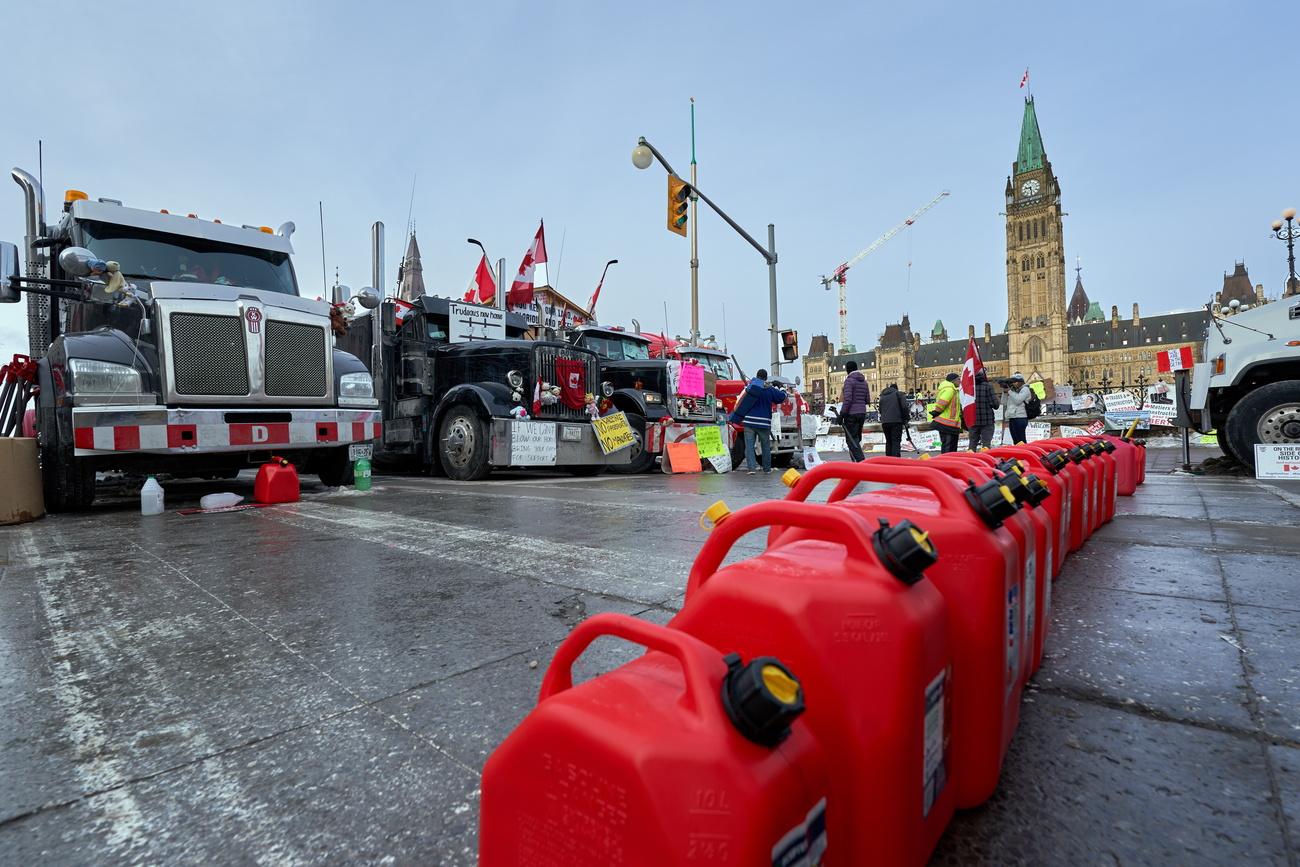 Quelque 400 poids lourds sont toujours installés sur la colline parlementaire et sous les bureaux de Justin Trudeau, le 9 février 2022. [KEYSTONE - ANDRE PICHETTE]