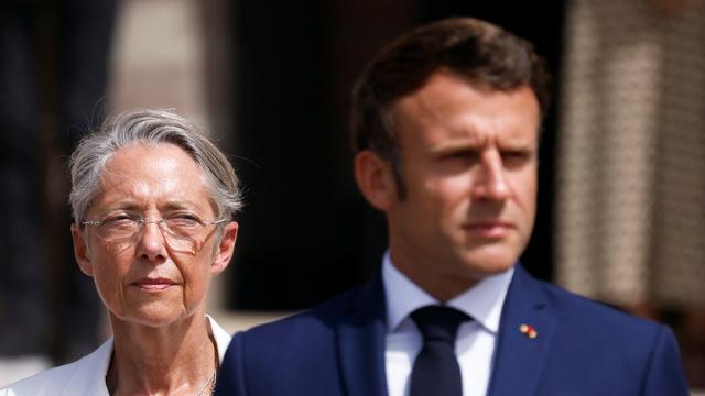 Elisabeth Borne et Emmanuel Macron. [reuters - Gonzalo Fuentes]