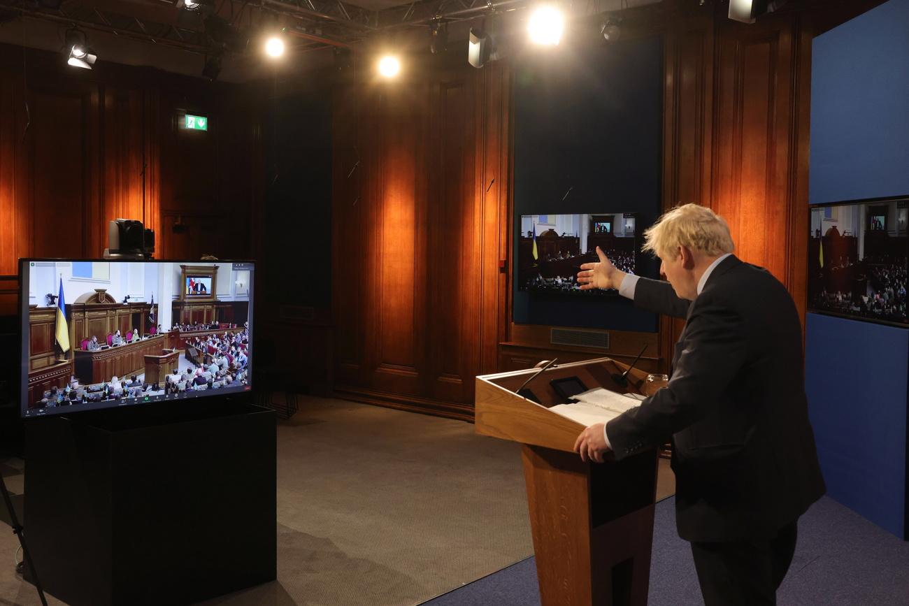 Le Premier ministre britannique Boris Johnson s'exprime par visioconférence devant le Parlement ukrainien. [Keystone/EPA - Andrew Parsons]