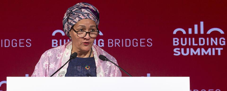 Amina Mohammed, vice-secrétaire générale des Nations unies, prononce son allocution lors de l'ouverture du sommet Building Bridges à Genève le 29 novembre 2021. [Keystone - Salvatore Di Nolfi]