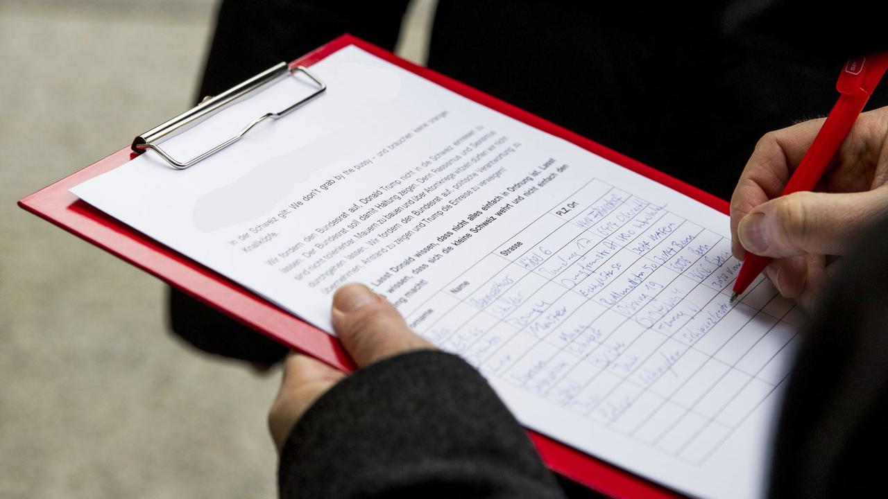 En Valais, une récolte de signatures en ville de Sion pour une initiative fédérale fait débat [Keystone - Christian Merz]