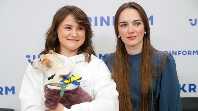 Oleksandra Romantsova et Oleksandra Matviychuk, cheffes de file du CCL ukrainien , à Kiev le 08.10.2022. [EPA/Keystone - Sergey Dolzhenko]