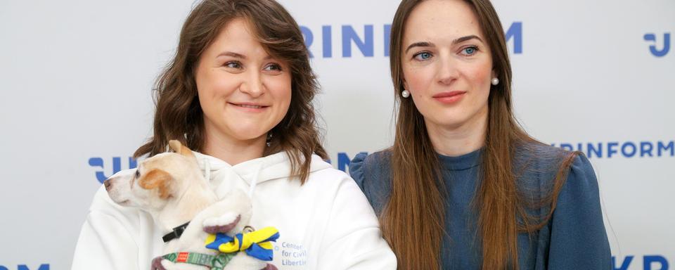 Oleksandra Romantsova et Oleksandra Matviychuk, cheffes de file du CCL ukrainien , à Kiev le 08.10.2022. [EPA/Keystone - Sergey Dolzhenko]