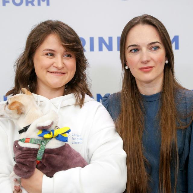 Oleksandra Romantsova et Oleksandra Matviychuk, cheffes de file du CCL ukrainien , à Kiev le 08.10.2022. [EPA/Keystone - Sergey Dolzhenko]