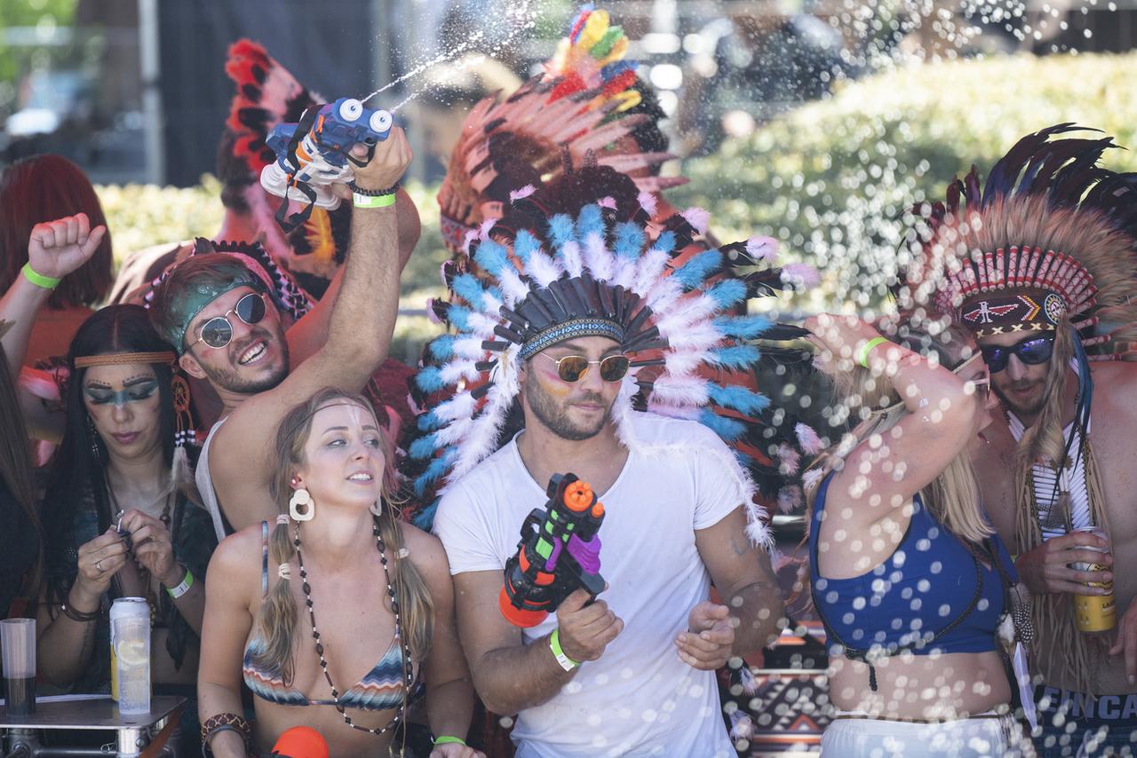 Les participants à la Street Parade 2022 de Zurich ont profité d'une ambiance estivale. [Keystone - Ennio Leanza]