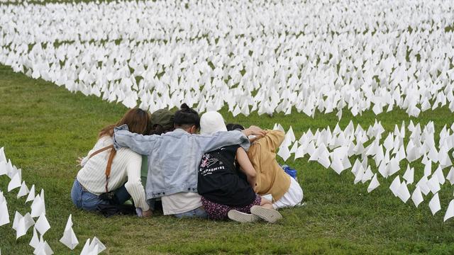 En septembre 2021, l'artiste Suzanne Brennan Firstenberg avait réalisé une oeuvre temporaire pour commémorer les Américains morts du Covid-19. [Keystone - Patrick Semansky]