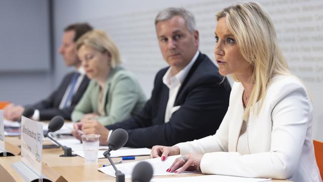 Céline Amaudruz et Marco Chiesa devant la presse à Berne, 21.07.2022. [Keystone - Peter Klaunzer]