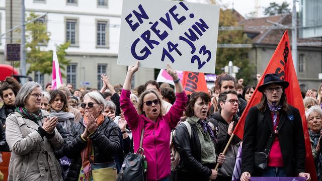 Manifestation féministe à Berne contre la hausse validée de la retraite des femmes. [Keystone - Peter Schneider]