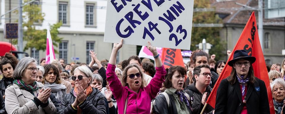 Manifestation féministe à Berne contre la hausse validée de la retraite des femmes. [Keystone - Peter Schneider]