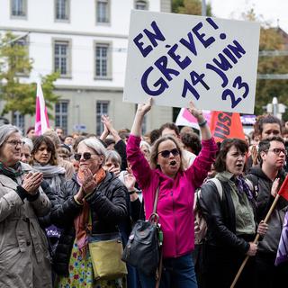 Manifestation féministe à Berne contre la hausse validée de la retraite des femmes. [Keystone - Peter Schneider]