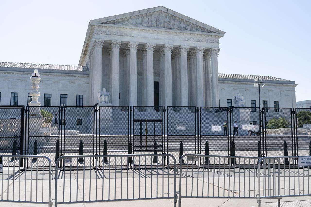 Vue sur la facade du bâtiment de la Cour suprême américaine, le 29 juin 2022 à Washington. [AP Photo/KEYSTONE - Jacquelyn Martin]