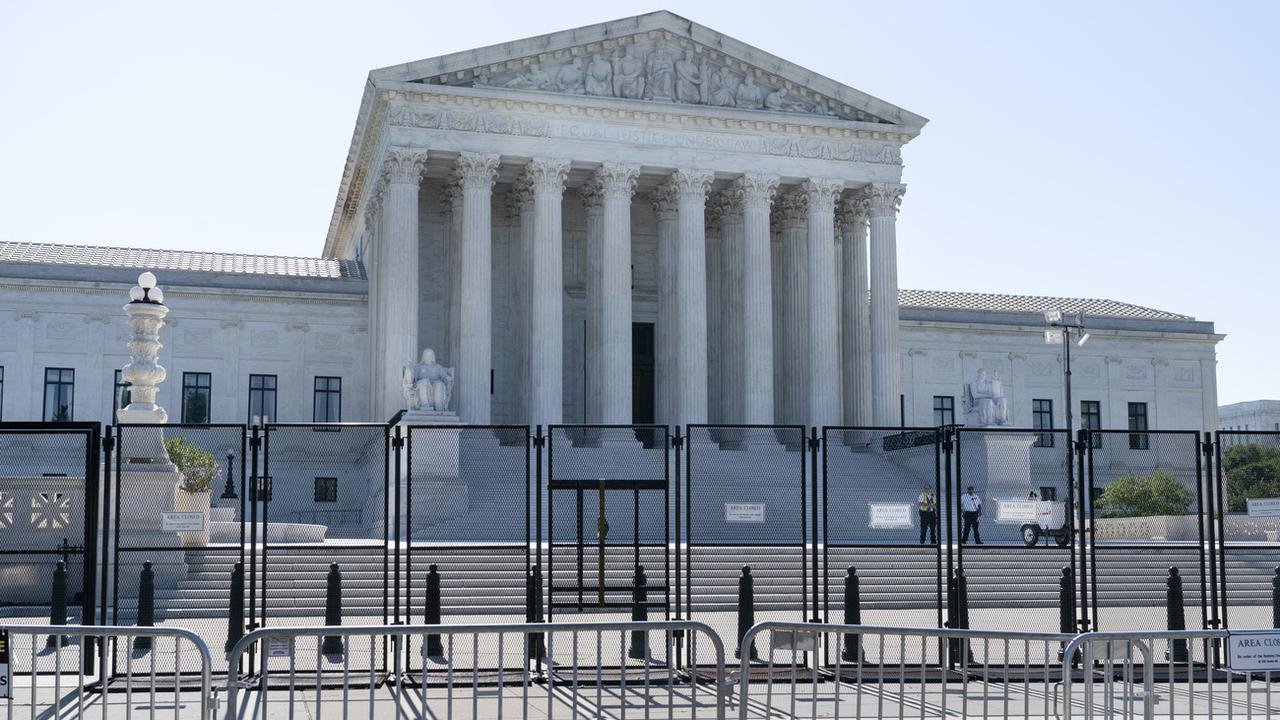 Vue sur la facade du bâtiment de la Cour suprême américaine, le 29 juin 2022 à Washington. [AP Photo/KEYSTONE - Jacquelyn Martin]