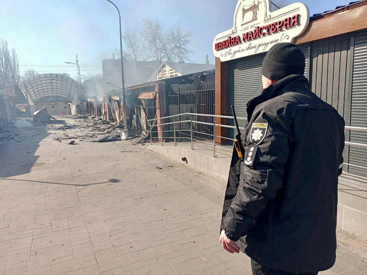 Les dégâts sur un marché après un bombardement à Tcherniguiv, le 20 mars. [Reuters - Press service of the National Police of Ukraine]