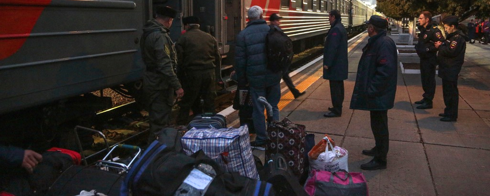 Des habitants de Kherson arrivent en gare de Dzhankoi, en Crimée. [AFP]