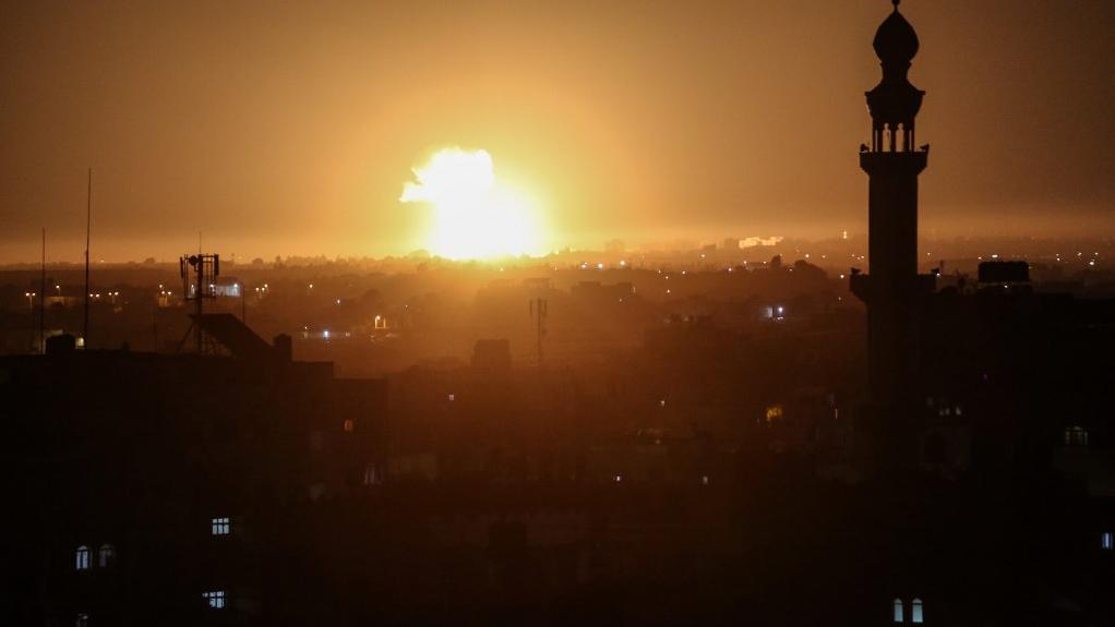 Explosion liée à des tirs israéliens sur Khan Younis, dans la Bande de Gaza, 04.12.2022. [Anadolu Agency/AFP - Abed Rahim Khatib]