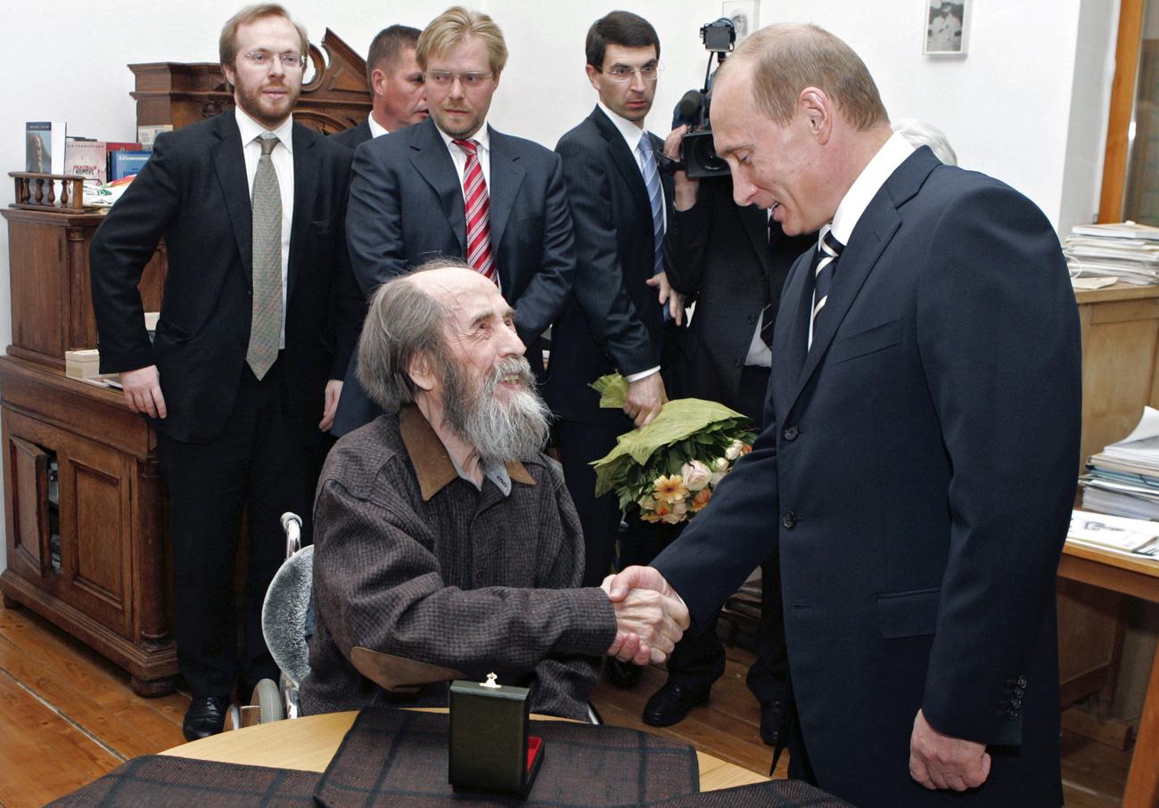 Vladimir Poutine avait rencontré Alexandre Soljenitsyne en 2007, une année avant sa mort, pour lui remettre un prix pour son oeuvre humanitaire. [keystone - Mikhail Klimentyev]