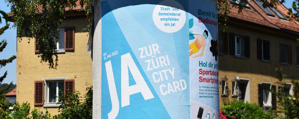 Une affiche pour la votation en faveur de la Zurich City Card, une carte d'identité locale pour tous les habitants, même les sans-papiers, de la ville de Zurich. [Keystone - Simon Meier]