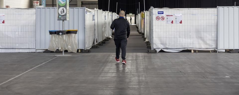 Des boxes ont été installés dans la grande halle 1 de Palexo à Genève. [Keystone - Salvatore Di Nolfi]