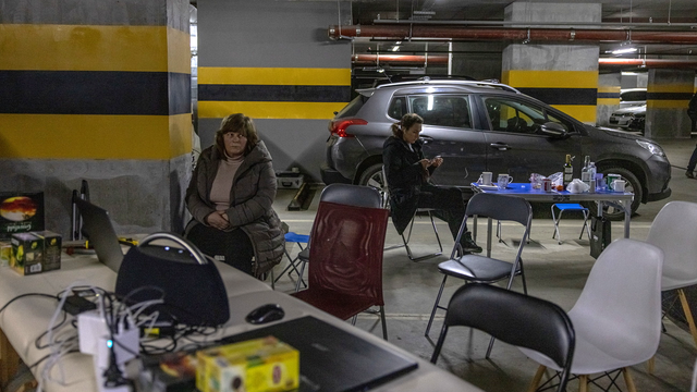 Habitants de Kiev réfugiés dans un parking souterrain, 01.03.2022. [EPA/Keystone - Roman Pipiley]