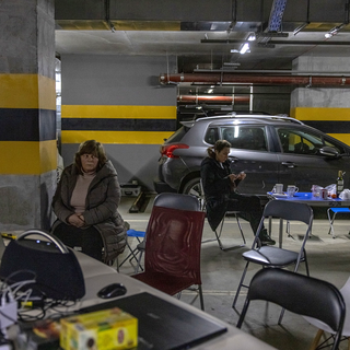 Habitants de Kiev réfugiés dans un parking souterrain, 01.03.2022. [EPA/Keystone - Roman Pipiley]