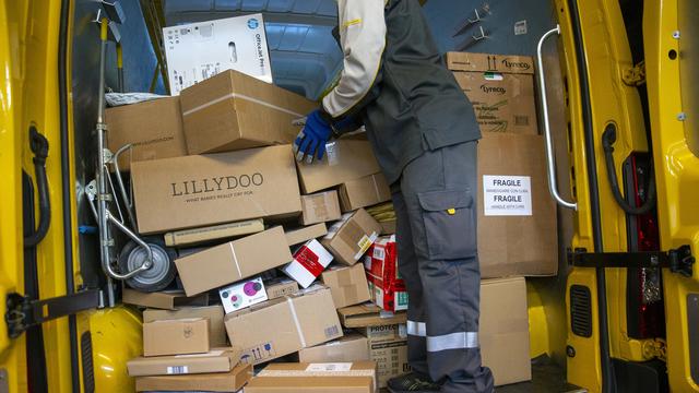 La Poste a établi un nouveau record avec le traitement de 202,1 millions de colis en 2021. Et malgré la pandémie, des conditions difficiles et des volumes inégalés, elle a distribué les envois - colis et lettres confondus - de manière ponctuelle et fiable en 2021. [KEYSTONE - SALVATORE DI NOLFI]