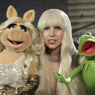 Lady Gaga avec Kermitt et Miss Piggy lors d'un show TV. [AP Photo/ABC, Rick Rowell)]