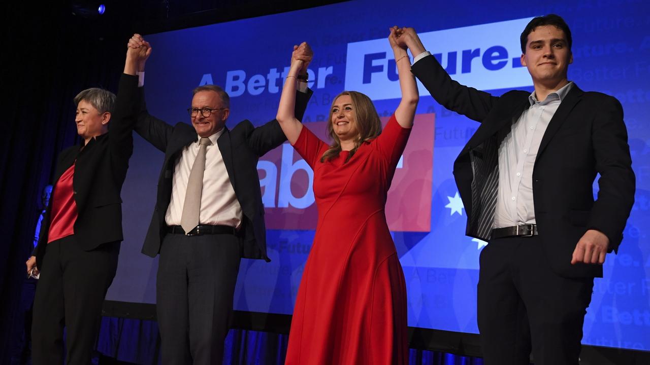 Le chef de l'opposition australienne, Anthony Albanese, arrive avec la sénatrice Penny Wong, sa compagne Jodie Haydon et son fils Nathan après avoir remporté les élections fédérales de 2022, lors de la réception du parti travailliste fédéral au Canterbury-Hurlstone Park RSL Club à Sydney, en Australie, le 21 mai 2022. [EPA/KEYSTONE - Lukas Coch]