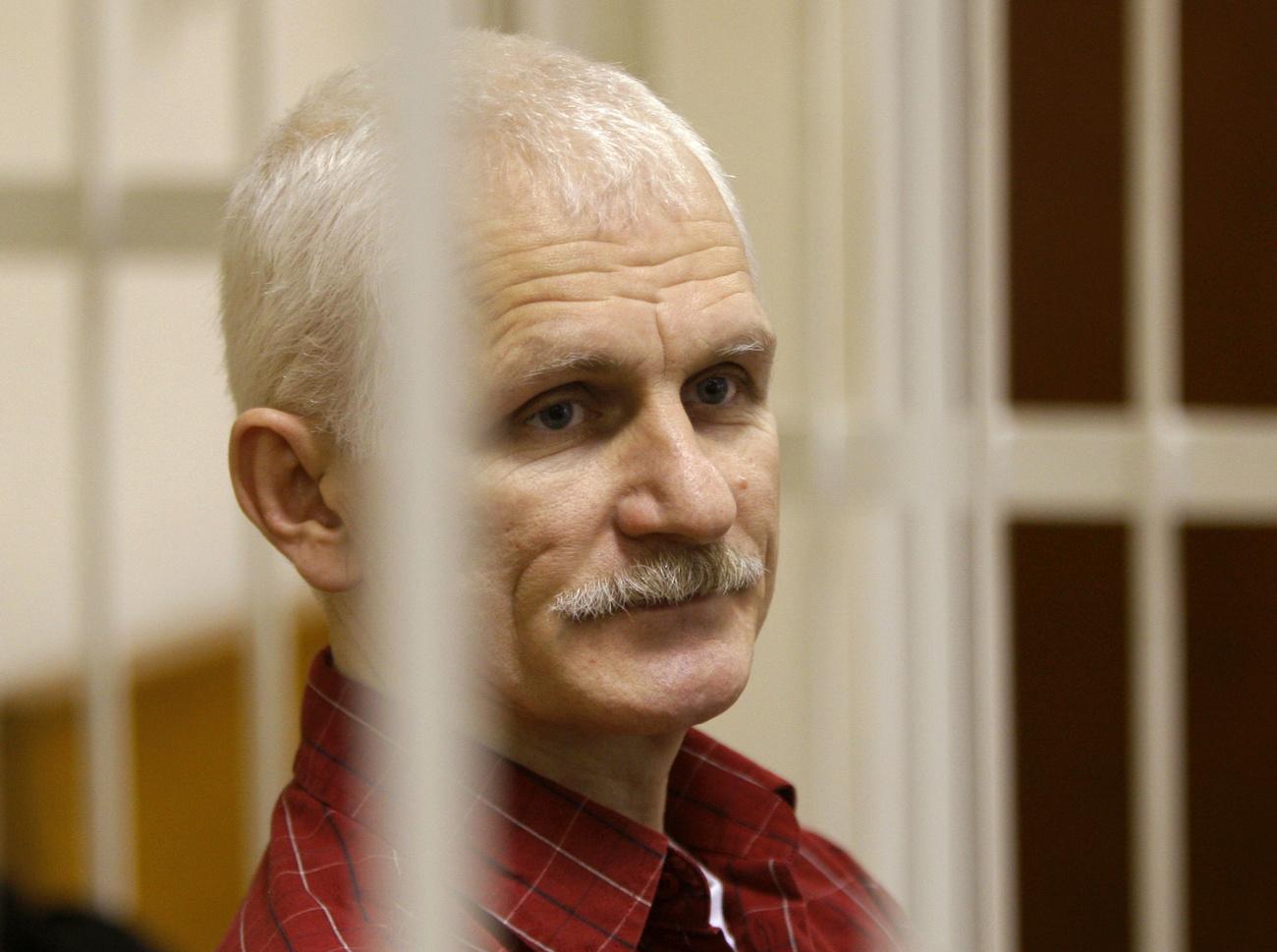 Le militant des droits humains Ales Beliatski photographié en novembre 2011 lors de son procès à Minsk. Il sera incarcéré jusqu'en 2014, puis de nouveau en juillet 2021, à chaque fois pour des motifs fiscaux. [Keystone - AP Photo/Sergei Grits]