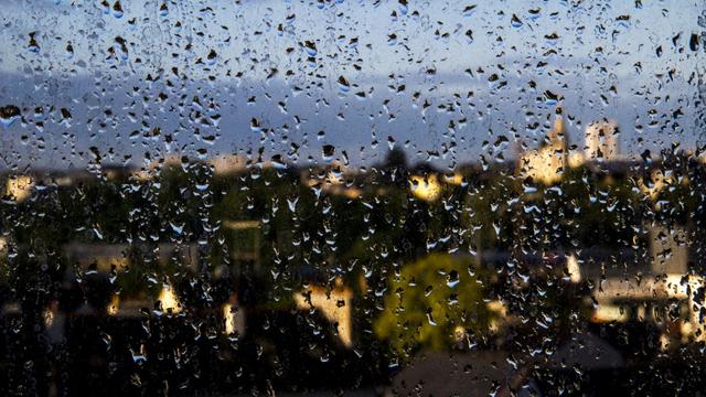 De la pluie sur une vitre d'appartement. [AFP - Martin Bertrand / Hans Lucas]