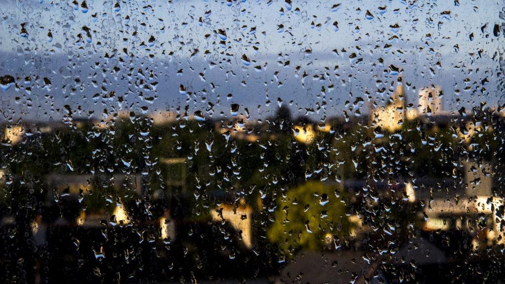 De la pluie sur une vitre d'appartement. [AFP - Martin Bertrand / Hans Lucas]