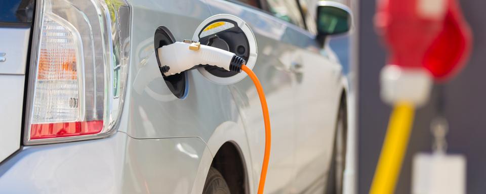 Une voiture électrique dans une station de recharge. [Depositphotos - Kasto]